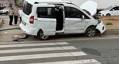 Mardin'de araç direğe çarptı: 5 yaralı