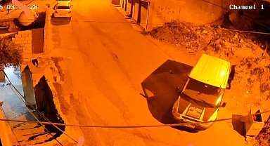 Mardin'de ilginç hırsızlık girişimi: Minibüsü ittiler ama çalamadılar