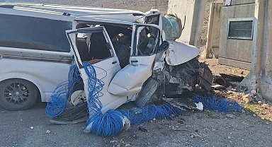 Mardin'de kontrolden çıkan minibüs devrildi: 1 yaralı