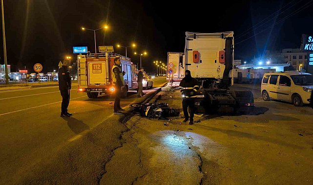 Mardin'de motosiklet park halindeki tıra çarptı: 2 yaralı
