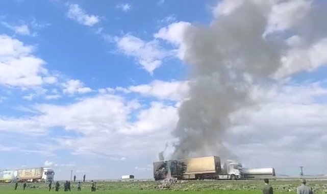 Mardin'de seyir halindeki tır alev alev yandı