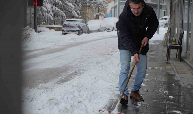 Mart kapıdan baktırdı: Bayburt güne 15 santimetreyi bulan karla uyandı