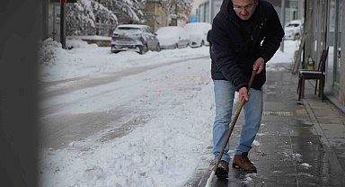 Mart kapıdan baktırdı: Bayburt güne 15 santimetreyi bulan karla uyandı