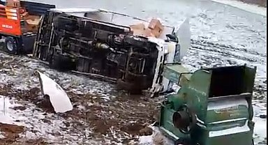 Mart karı kazaya neden oldu, tarlaya uçan araç sürücüsü yaralandı