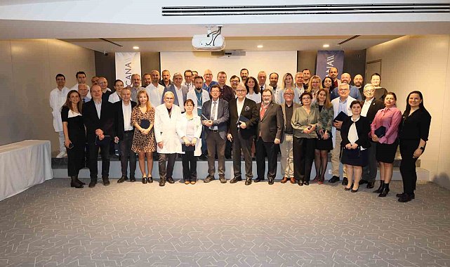 Medicana İzmir'den hekimlere teşekkür plaketi
