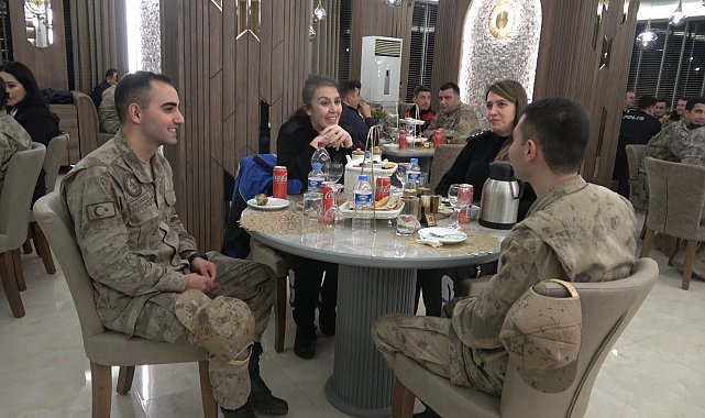 Mehmetçik ve Emniyet güçleri, sınırın sıfır noktasında iftarda buluştu