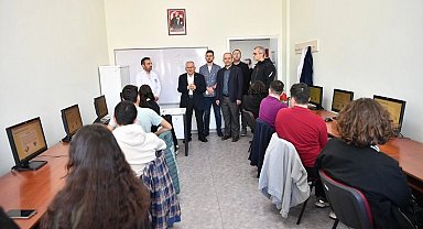 Memduh Büyükkılıç geleceğin bilim yıldızlarıyla buluştu