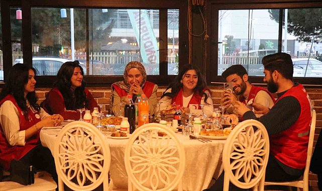 Memleketinden uzak 40 öğrenci, anne elinin değdiği iftar sofrasında buluştu