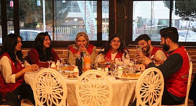Memleketinden uzak 40 öğrenci, anne elinin değdiği iftar sofrasında buluştu