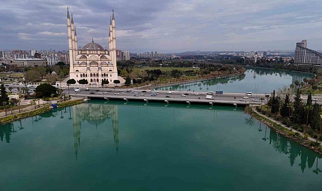 Merkez Camii, ihtişamı ve şifreleriyle dikkat çekiyor
