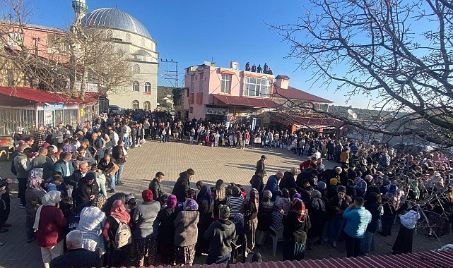 Mersin Erdemli'de mahalleli meydanda bayramlaştı