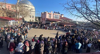 Mersin Erdemli'de mahalleli meydanda bayramlaştı