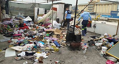 Mersin'de bir evden 5 kamyon çöp çıkarıldı