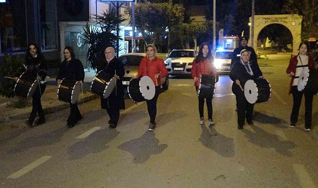 Mersin'de kadın davulcular vatandaşları manilerle sahura uyandırdı
