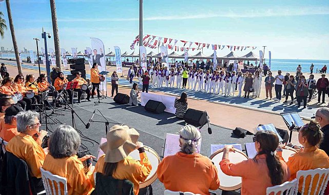 Mersin'de kadınlar 'Kadınlar Günü'nü kutladı