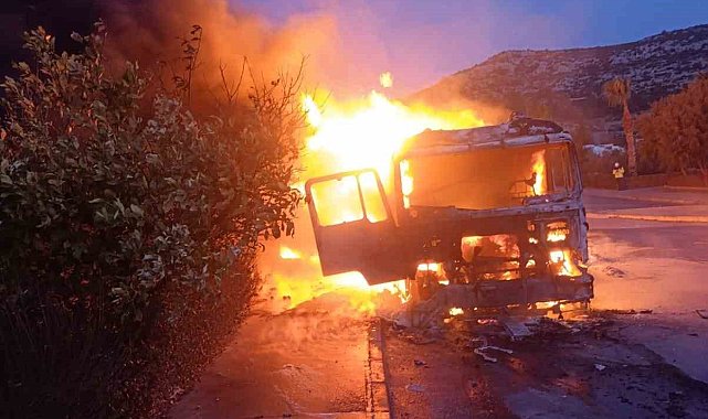 Mersin'de karton yüklü tır alev alev yandı