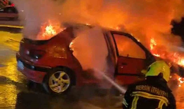 Mersin'de otomobil alev alev yandı