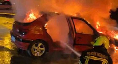 Mersin'de otomobil alev alev yandı