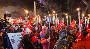 Meşaleler Çanakkale şehitleri için yandı