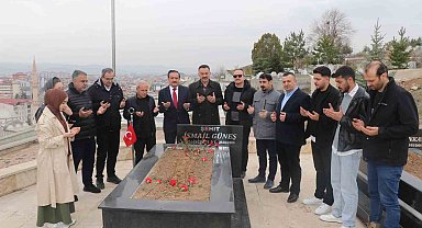 Meslektaşları ölüm yıl dönümünde şehit gazeteci Güneş'i unutmadı