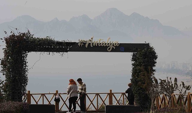 Meteoroloji uyarmıştı: Antalya'da toz taşınımı etkili oldu, görüş mesafesi düştü