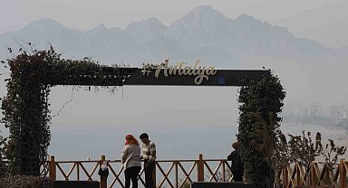 Meteoroloji uyarmıştı: Antalya'da toz taşınımı etkili oldu, görüş mesafesi düştü