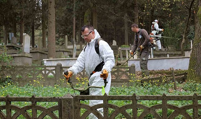 Mezarlıklar bayrama hazırlanıyor