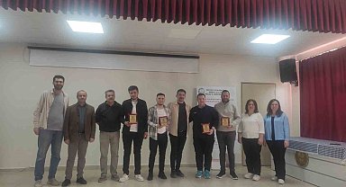 Mezun olan öğrenciler, mezun oldukları okulda kariyer tecrübelerini paylaştı