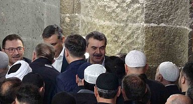 Milli Eğitim Bakanı Yusuf Tekin, bayram namazını Ulu Cami'de kıldı, vatandaşlarla bayramlaştı