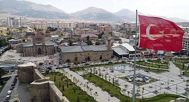Milli Eğitim Müdürü Yıldız; "Erzurum, tarihin her döneminde olduğu gibi Kurtuluş Savaşı'mızın da öncüsü olmuştur"
