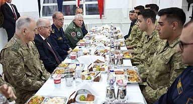 Milli Savunma Bakanı Güler, Çanakkale'de Amfibi Kolordu Komutanlığı'nda görevli askerlerle iftar yaptı