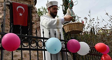 Minareden şeker yağdı