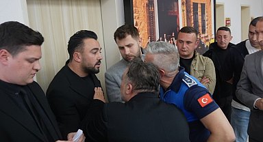 Minibüsçüler belediye meclisini bastı, ortalık gerildi