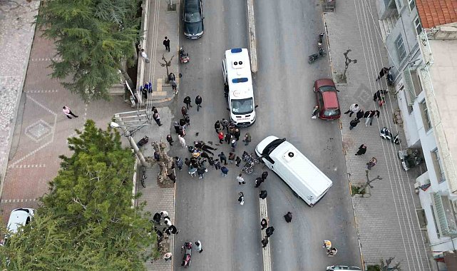 Minibüsle çarpışan motosiklette 2 kişi yaralandı