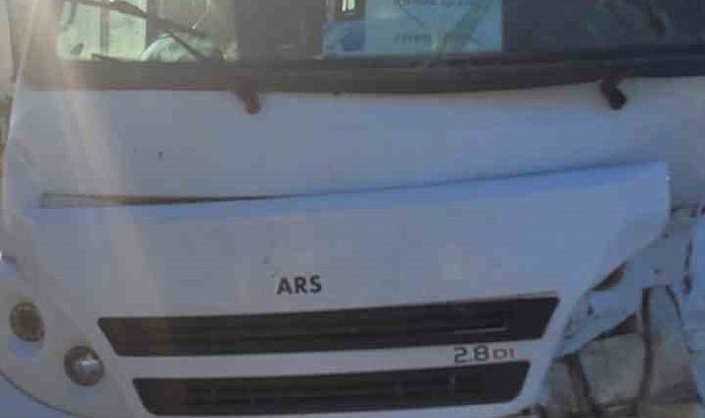Minibüsle otomobilin çarpıştığı kazada 16 kişi yaralandı