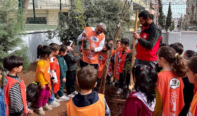 Minik eller fidan dikerek geleceğe nefes oldu