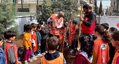 Minik eller fidan dikerek geleceğe nefes oldu
