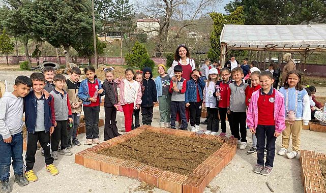 Minik eller toprağı filizlendirdi