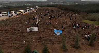 Minik elleriyle fidanları toprakla buluşturdular