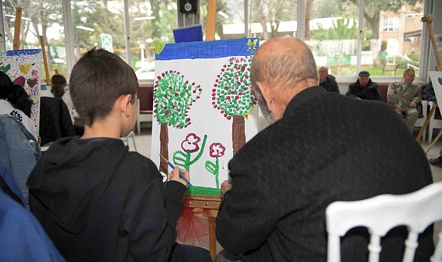 Minik öğrencilerden dedelere, ninelere resim dersi