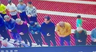 Minik yaramaz namaz kılan yaşlı adamı yere düşürdü