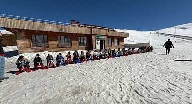 Minikler 3 bin rakımda kayak yaptı
