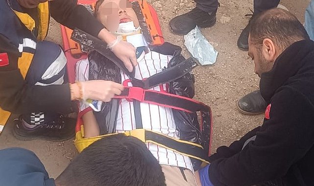 Motosiklet ile aracın çarpışma anı kameraya yansıdı