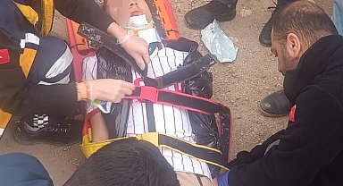 Motosiklet ile aracın çarpışma anı kameraya yansıdı
