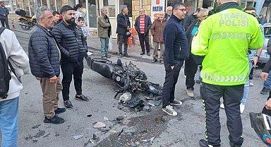 Motosiklet ile otomobil çarpıştı: 1 yaralı