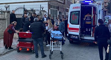 Motosiklet ile otomobil kafa kafaya çarpıştı: 4 yaralı
