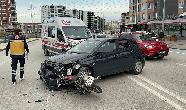 Motosiklet otomobile ok gibi saplandı: 1 yaralı