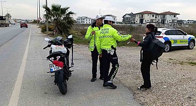 Motosiklet plakasını şal ile kapatan ehliyetsiz genç kız trafik polisinden kaçamadı