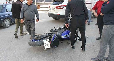 Motosiklet sürücüsü kazayı hafif sıyrıklarla atlattı.