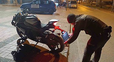 Motosikletin plakasını bereyle kapatan sürücü kaza yapınca ceza yedi